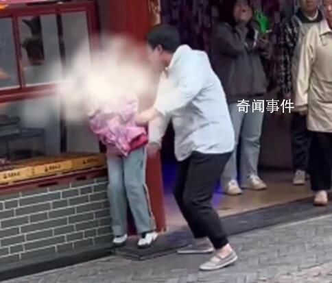 女子因排隊沖突猛扇對方孩子耳光 最后女子被警方帶走
