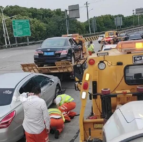 常臺高速蘇州段多車被扎胎 具體原因正在調查中