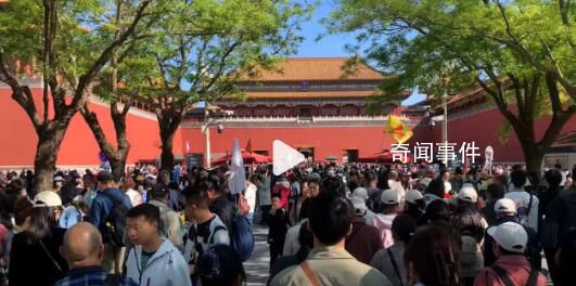故宮游客如潮人頭攢動(dòng) 游客摩肩接踵
