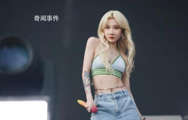 乃萬回應(yīng)單手脫衣甩向觀眾 昨天我實(shí)在太開心了嗚嗚嗚