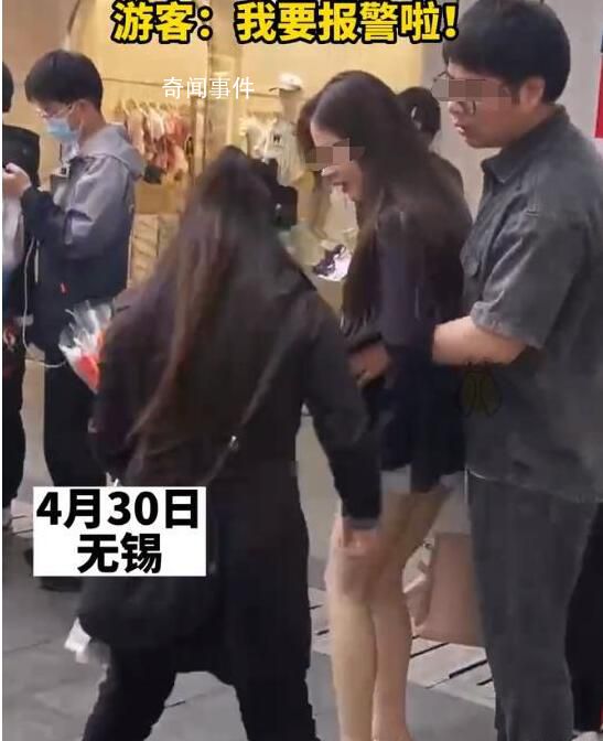 游客在無錫街頭被扯衣服強行賣花 這一幕真的是讓人看起來可笑至極