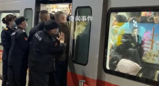 五一擠不上地鐵 安保使勁推乘客上車 