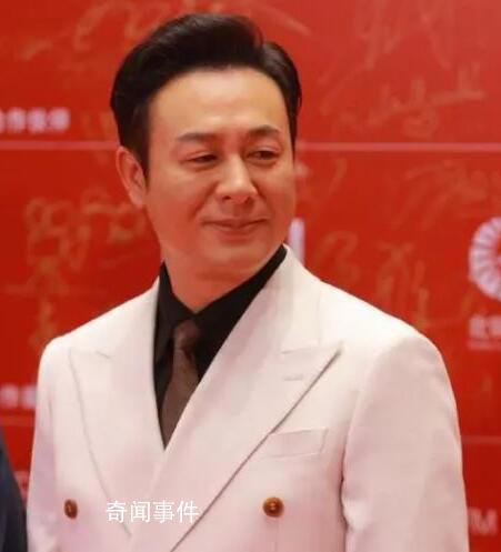 張頌文紅毯造型夢回高啟強 張頌文梳著一個大背頭簡直是太有派頭了