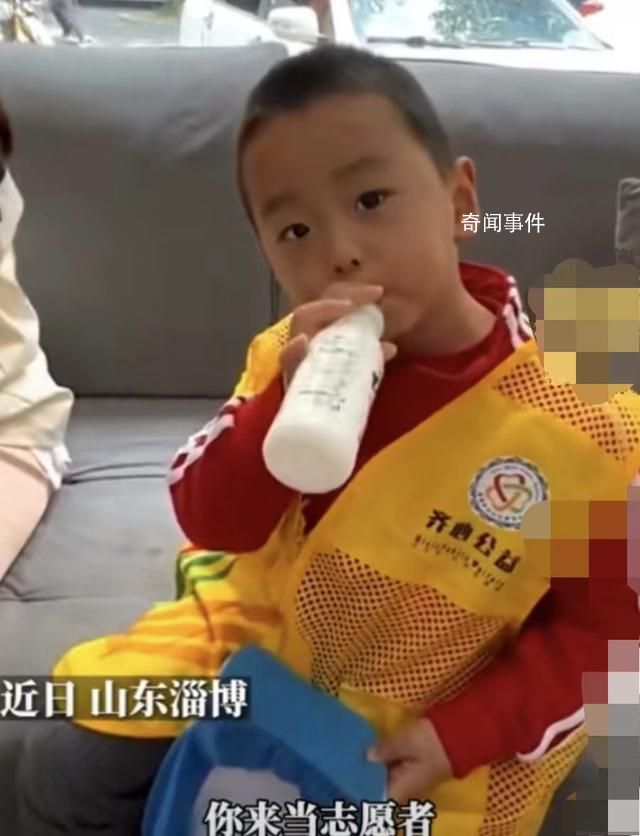 淄博0.85米志愿者喝著奶幫看行李 淄博一群小朋友穿黃馬甲志愿引導服務游客