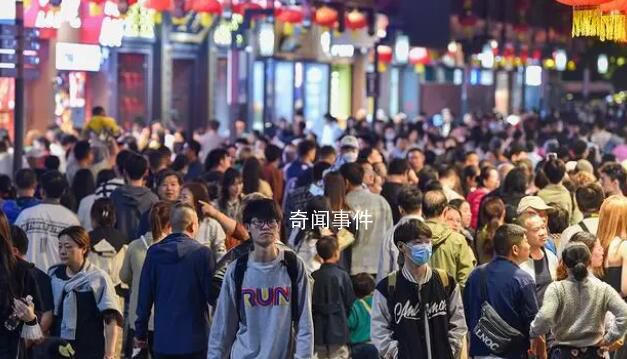 這個假期注定人潮洶涌 門票火車票一搶而空