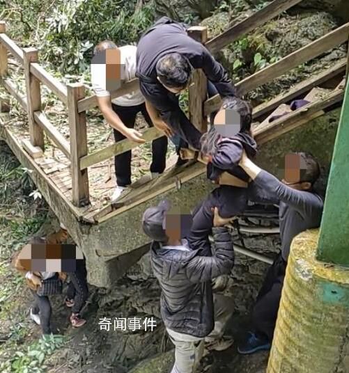 重慶一景區大風刮倒樹木傷及5人 疑似景區木質棧道斷裂