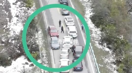 假期康定有路段疑因車輛逆行擁堵 有救護(hù)車被堵通宵