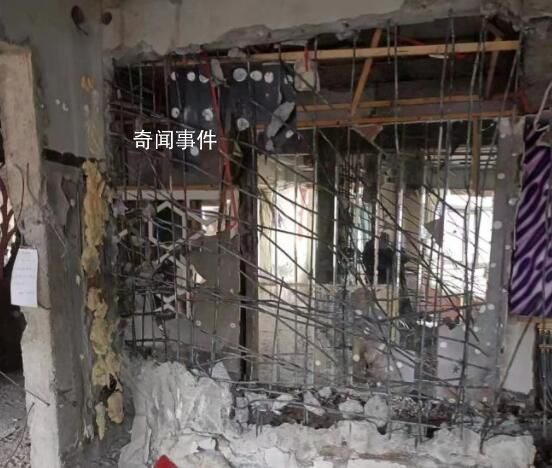 被砸承重墻高樓內(nèi)仍有人居住 提心吊膽仍守樓內(nèi)
