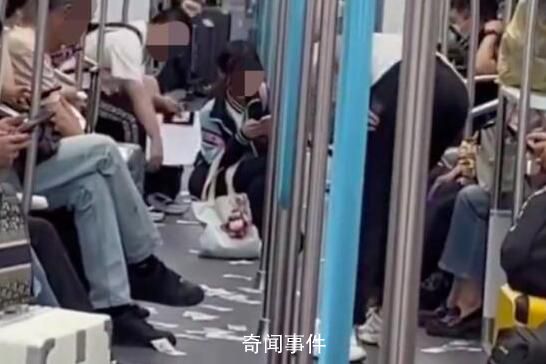 杭州一男子地鐵車廂內(nèi)狂撒5元紙幣 客服回應(yīng)：沒有收到相關(guān)信息