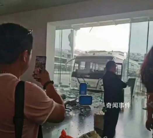 擺渡車撞航站樓系司機沒把好方向盤 事發原因正在調查中