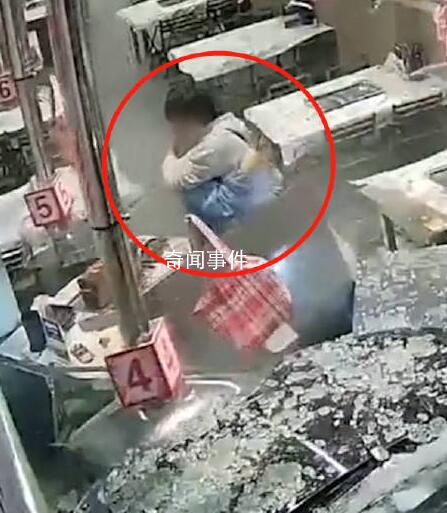 司機醉駕撞進餐廳顧客抱緊女友 警方：男司機醉駕且無證