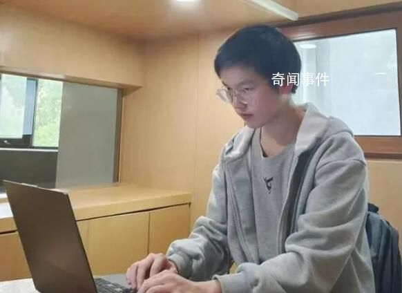 搬磚的清華學生談回鄉做公務員 爸爸去世了母親還在工作我想去陪她