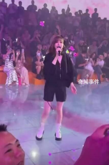 王心凌唱歌吃到彩帶 令人忍不住大笑
