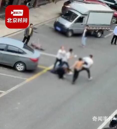 男子拿菜刀瘋狂追砍一男一女被抓獲 現(xiàn)案件正在進(jìn)一步偵辦中
