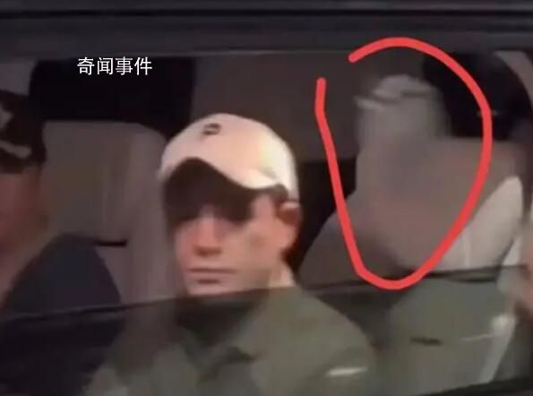 張頌文車內(nèi)被扔?xùn)|西 險(xiǎn)些被砸到