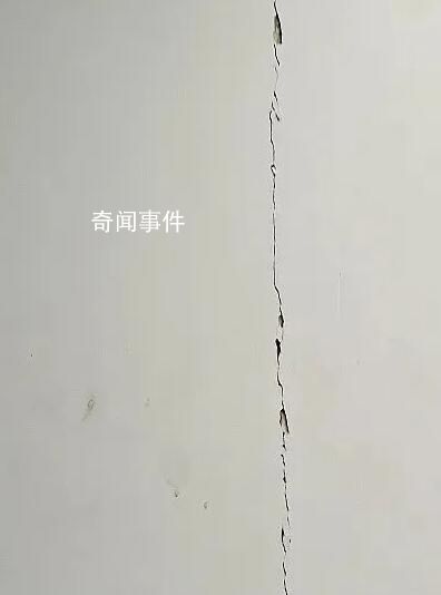 租戶開挖機砸斷承重墻該誰來擔責 打了承重墻有什么后承擔什么法律