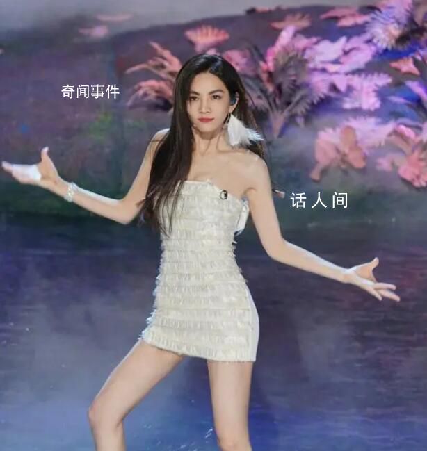 Ella說組團22年還沒這么女過 這次的造型是職業生涯中最女性化的一次