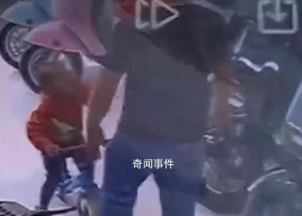 男子無故扇2歲幼童耳光拒不道歉 監控曝光