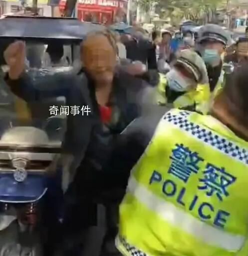 男子與交警爭執后進ICU 男子不服重復處罰與執勤交警發生推搡
