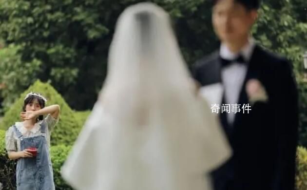 沈月在閨蜜婚禮上哭了 站在臺下看著好友舉行儀式時感動落淚