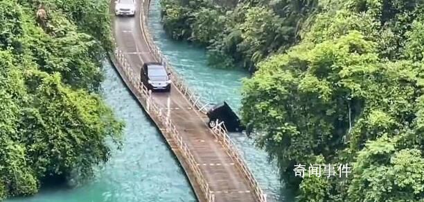 恩施網紅浮橋車輛墜河 景區已停業