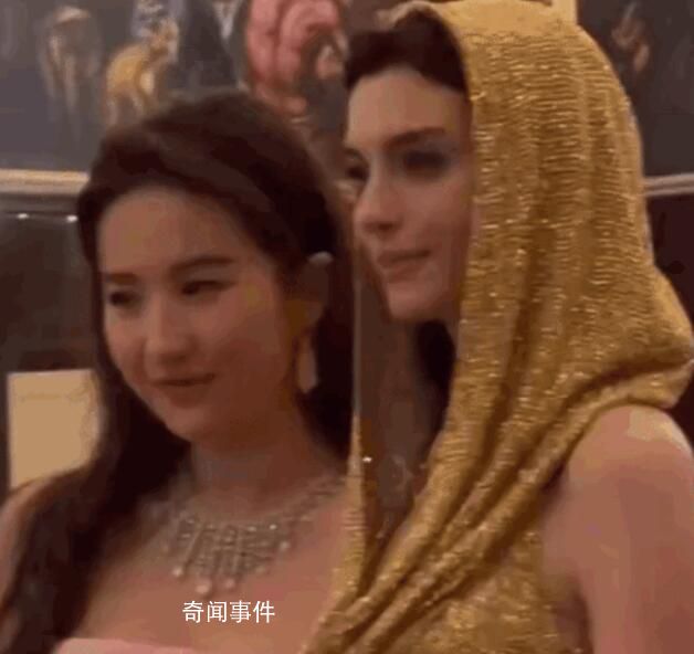 劉亦菲和安妮海瑟薇合影 真的是兩位大美女的夢幻聯動了