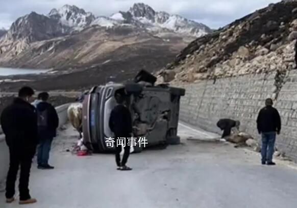 318川藏線巨石滾落砸爛一轎車 現場有人發出尖叫