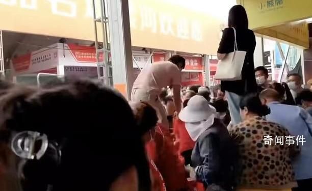 食博會展臺商品遭多人哄搶 商品并非免費發放