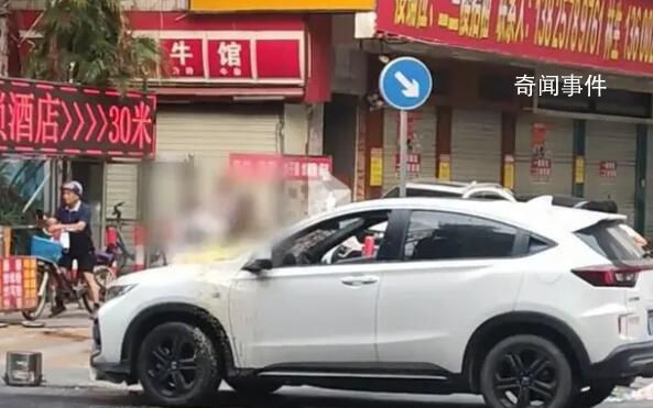 女子逼停汽車潑粥罵渣男 用手中的磚頭不斷的砸向車輛后視鏡和玻璃