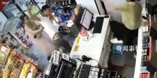 男子便利店里毆打女店員 被警方控制