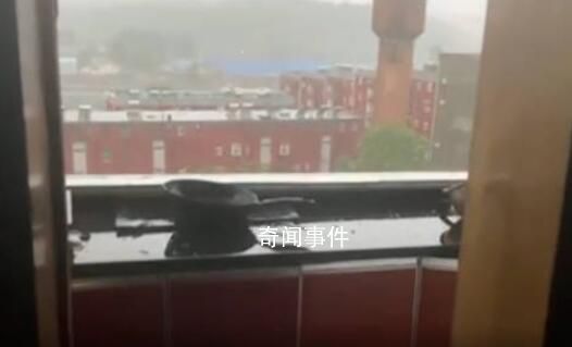女子家中廚房窗戶被暴風雨整個吹掉 幸虧樓下人比較少沒砸到人