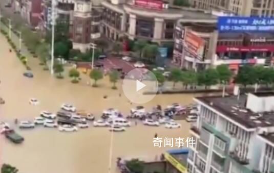 桂林強降雨出現內澇:車要浮起來了
