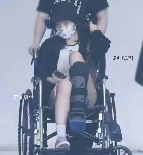 程瀟腿骨折也去看了BLACKPINK演唱會