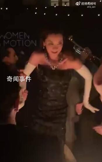 楊紫瓊晚宴跳舞 動(dòng)作夸張好快樂(lè)