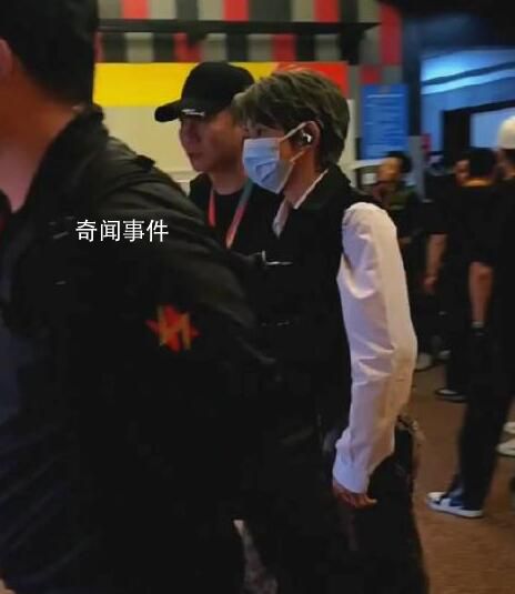 王源來看李宇春演唱會 粉絲：果然王源源連后腦勺都這么可愛
