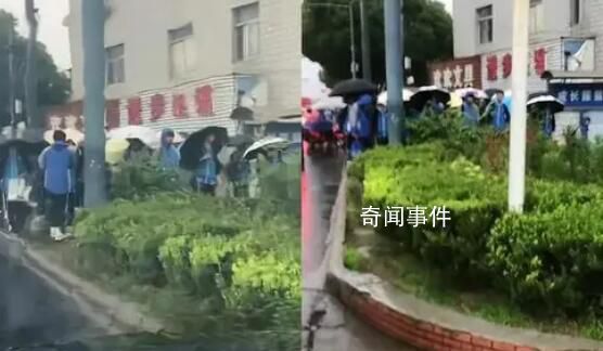 學生淋雨等開門:學校不到點不讓進