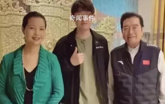 李天一全家福被網友打假 是兩三年前偶遇李雙江老師拍的合照