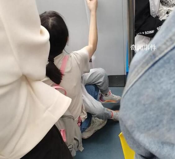 媽媽帶倆孩子坐地鐵沒人讓座 這樣的場景讓人們開始思考