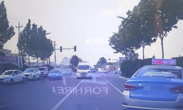 交通執(zhí)法車(chē)逆行逼停出租車(chē) 車(chē)有問(wèn)題交警才在路上攔截