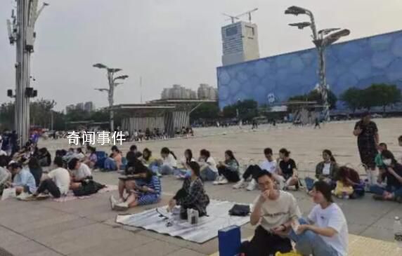 五月天演唱會今晚鳥巢開唱 上千位歌迷在場外聽起演唱會