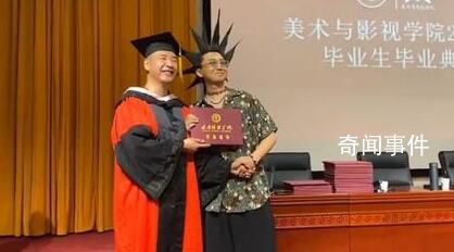 男生炫酷“海膽頭”參加畢業(yè)典禮