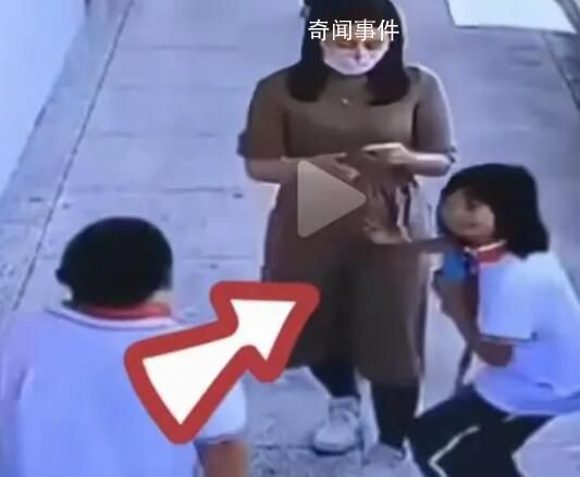 女生玩耍誤碰老師被腳踢揪進教室 網友：教師素養令人擔憂素質堪憂