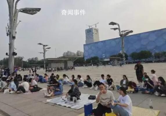 鳥巢場外大合唱 還揮舞起熒光棒
