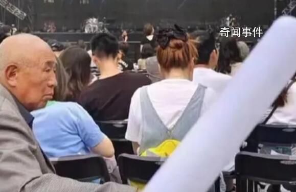 五月天演唱會場內 大爺氣定神閑