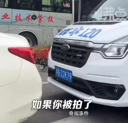 轎車等紅燈擋救護(hù)車拒不讓路 此事引發(fā)爭(zhēng)議
