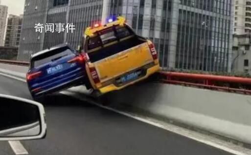 上海兩車“斗氣” 致一車騎跨高架欄