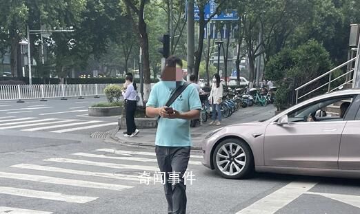 多地立法處罰過馬路玩手機 馬路低頭族成安全新隱患