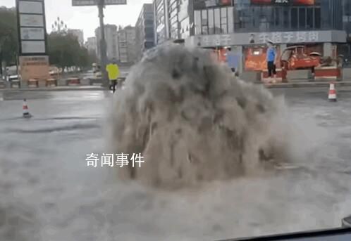 四川南充暴雨 下水道噴出1米高水柱