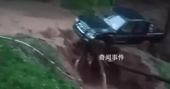 三門峽遭暴雨襲擊:大水漫進街道