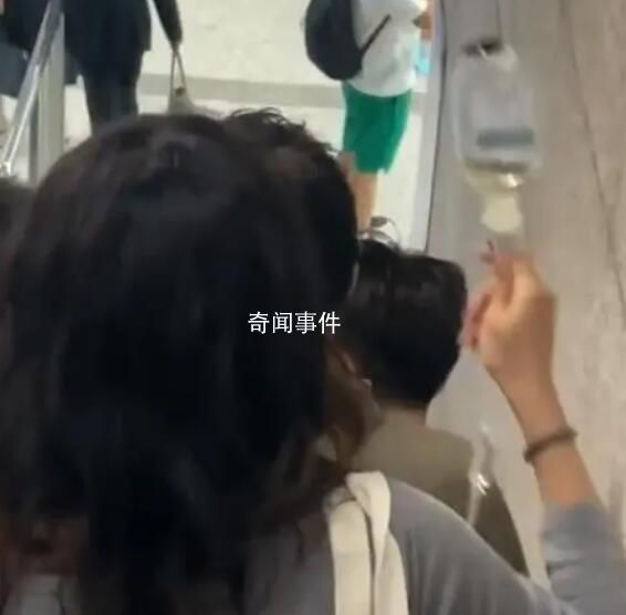 深夜舉吊瓶趕地鐵的女生發聲 網友：打工人都不容易